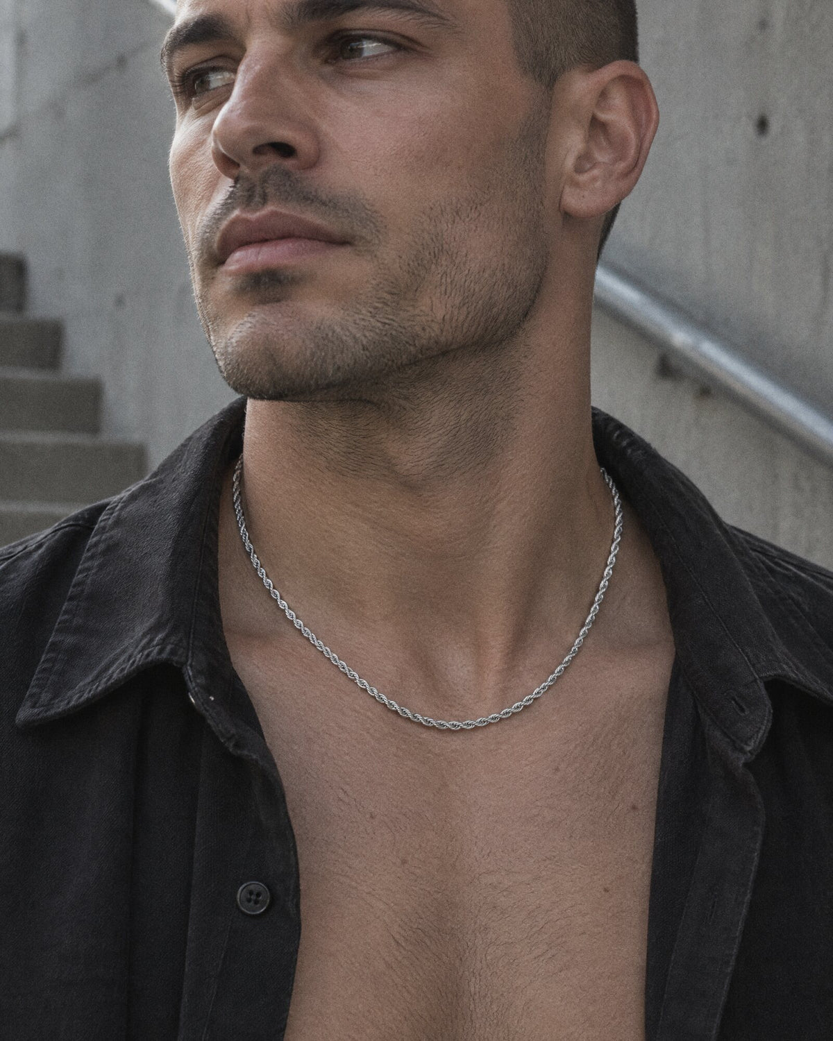 Close up of a man wearing the Rope Chain 3mm (Silver)