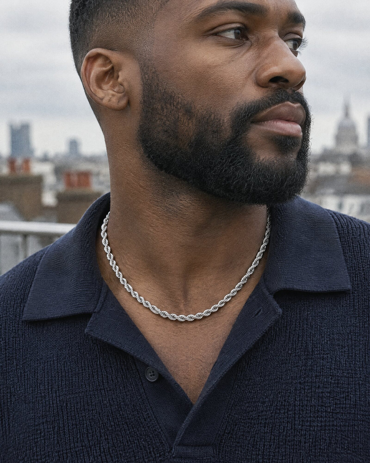 Close up of a man wearing the Rope Chain 5mm (Silver)