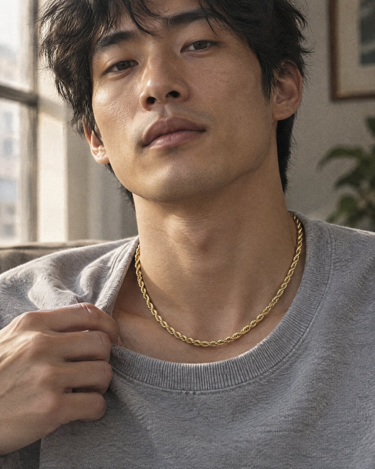 Close up of a man wearing the Rope Chain 5mm (Gold)