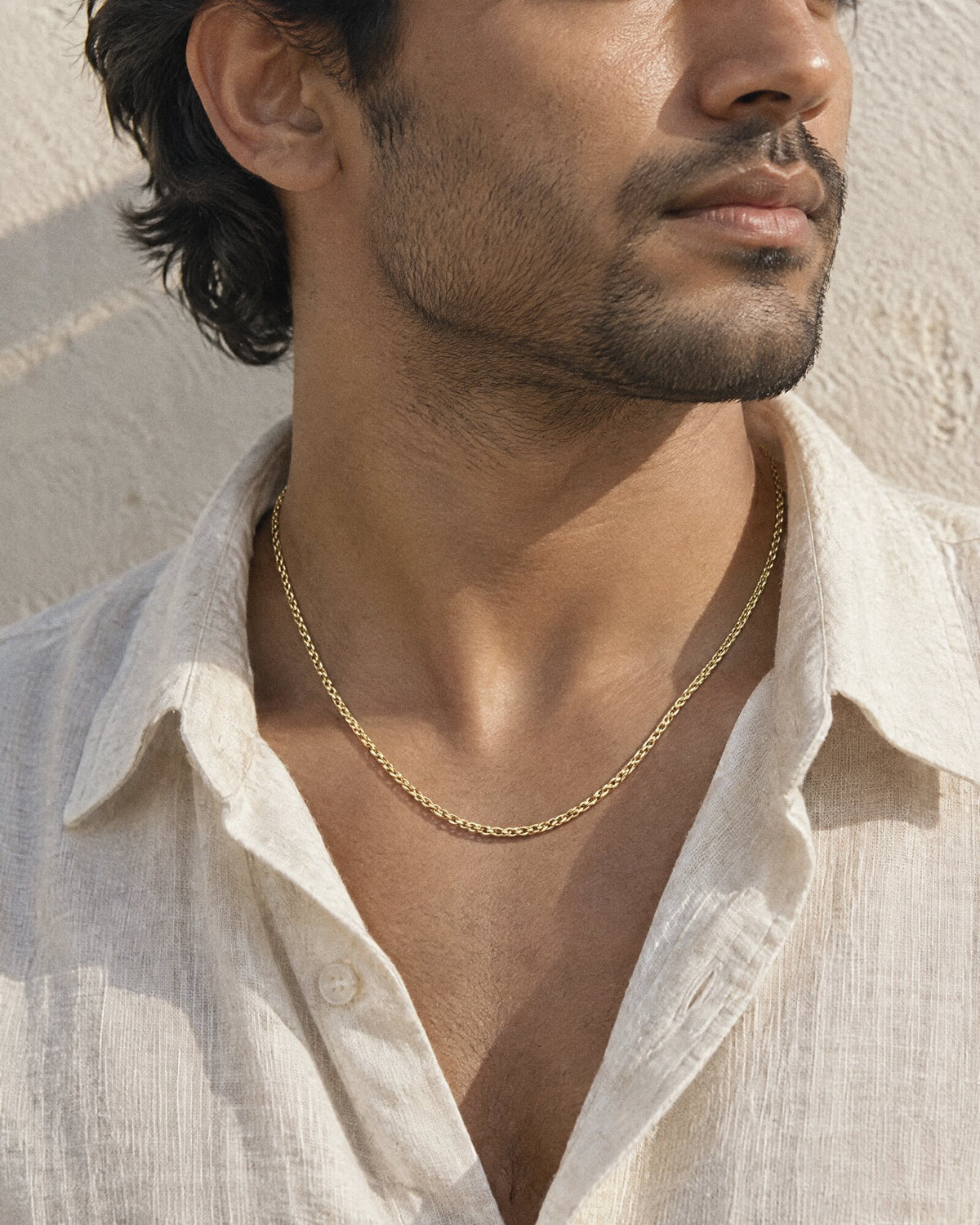 Close up of a man wearing the Wheat Chain 3mm (Gold)